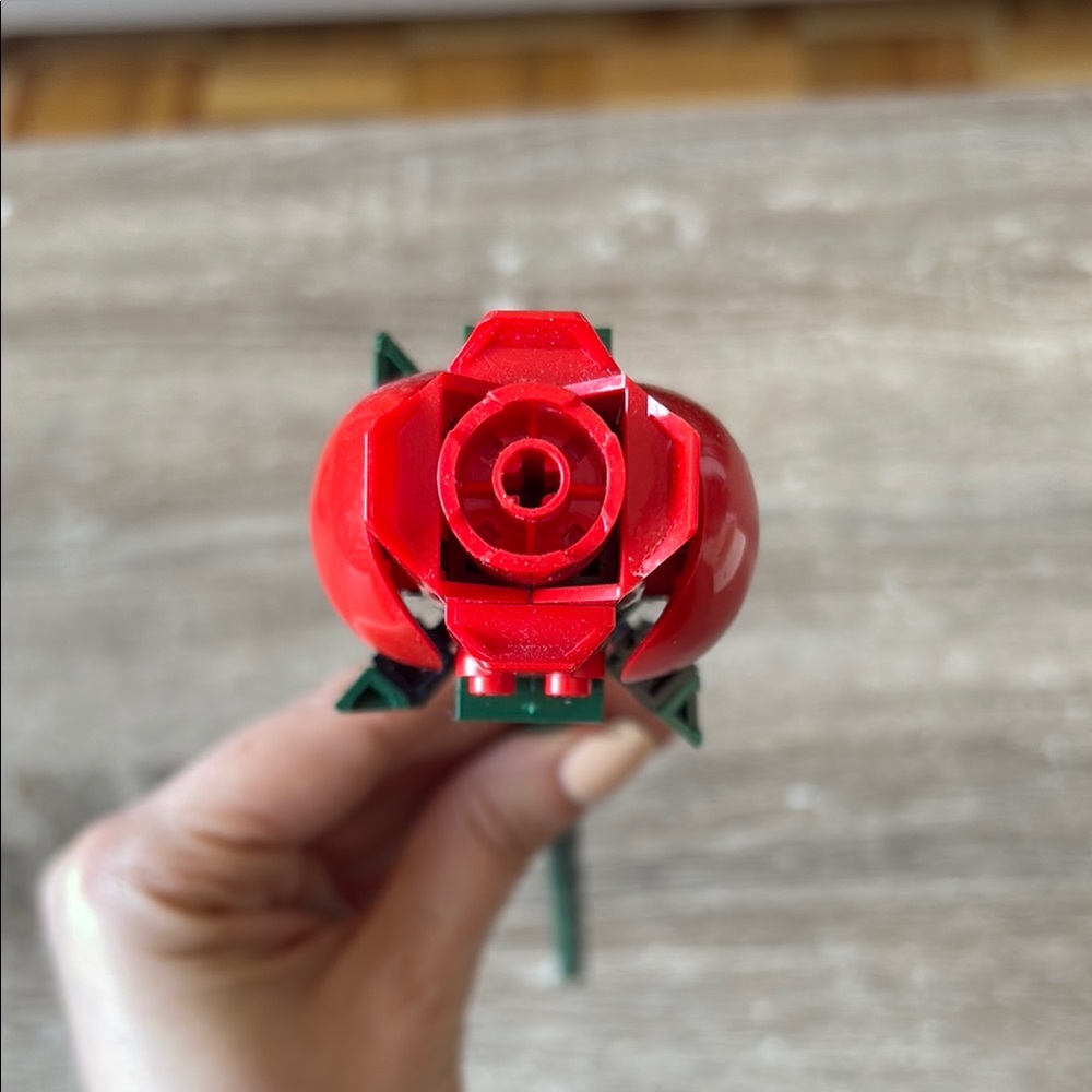 LEGO Red Rose with Green Stem - Picture 2 of 4
